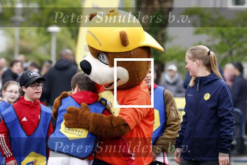 Amsterdam 17 april 2024
Staatsbezoek Nederland - Spanje met Koning Willem Alexander Koningin Maxima Koning Filipe en Koningin Letizia van Spanje aan Nederland . Koning Willem Alexander en Koning Felipe bezoeken Cruyff court in betondorp . oa aanwezig Jordy Cruijff Susila Cruijff Frank Rijkaard en Guus Hiddink. Mascotte Cruijff Foundation