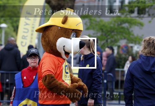 Amsterdam 17 april 2024
Staatsbezoek Nederland - Spanje met Koning Willem Alexander Koningin Maxima Koning Filipe en Koningin Letizia van Spanje aan Nederland . Koning Willem Alexander en Koning Felipe bezoeken Cruyff court in betondorp . oa aanwezig Jordy Cruijff Susila Cruijff Frank Rijkaard en Guus Hiddink. Mascotte Cruijff Foundation