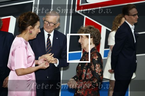 Amsterdam 18 april 2024
Contraprestatie
Koning Felipe en Koningin Letizia bieden het Koninklijk Paar een receptie aan in Museum STRAAT in Amsterdam. Hierbij is ook de Prinses van Oranje aanwezig. Tijdens de receptie openen de Koninklijke Paren een expositie van tien Spaanse en Nederlandse muurschilders. De tentoonstelling is tot en met 2 juni te bezoeken. Na de receptie neemt het Koninklijk Paar afscheid van de Spaanse Koning en Koningin. Aanwezig Koning Felipe Koningin Letizia Koning Willem Alexnader Koningin Maxima Prinses Amalia Prinses Margriet en Mr Pieter v Vollenhoven.