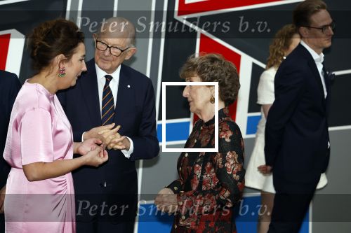 Amsterdam 18 april 2024
Contraprestatie
Koning Felipe en Koningin Letizia bieden het Koninklijk Paar een receptie aan in Museum STRAAT in Amsterdam. Hierbij is ook de Prinses van Oranje aanwezig. Tijdens de receptie openen de Koninklijke Paren een expositie van tien Spaanse en Nederlandse muurschilders. De tentoonstelling is tot en met 2 juni te bezoeken. Na de receptie neemt het Koninklijk Paar afscheid van de Spaanse Koning en Koningin. Aanwezig Koning Felipe Koningin Letizia Koning Willem Alexnader Koningin Maxima Prinses Amalia Prinses Margriet en Mr Pieter v Vollenhoven.