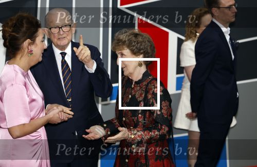 Amsterdam 18 april 2024
Contraprestatie
Koning Felipe en Koningin Letizia bieden het Koninklijk Paar een receptie aan in Museum STRAAT in Amsterdam. Hierbij is ook de Prinses van Oranje aanwezig. Tijdens de receptie openen de Koninklijke Paren een expositie van tien Spaanse en Nederlandse muurschilders. De tentoonstelling is tot en met 2 juni te bezoeken. Na de receptie neemt het Koninklijk Paar afscheid van de Spaanse Koning en Koningin. Aanwezig Koning Felipe Koningin Letizia Koning Willem Alexnader Koningin Maxima Prinses Amalia Prinses Margriet en Mr Pieter v Vollenhoven.