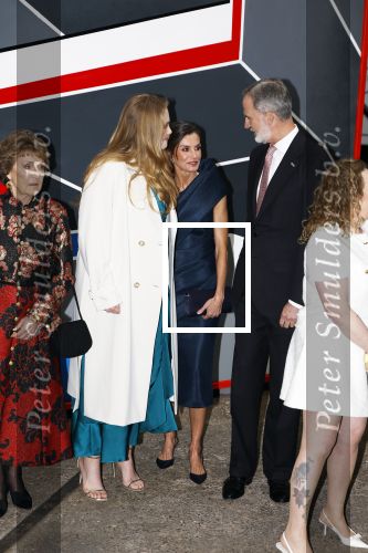 Amsterdam 18 april 2024
Contraprestatie
Koning Felipe en Koningin Letizia bieden het Koninklijk Paar een receptie aan in Museum STRAAT in Amsterdam. Hierbij is ook de Prinses van Oranje aanwezig. Tijdens de receptie openen de Koninklijke Paren een expositie van tien Spaanse en Nederlandse muurschilders. De tentoonstelling is tot en met 2 juni te bezoeken. Na de receptie neemt het Koninklijk Paar afscheid van de Spaanse Koning en Koningin. Aanwezig Koning Felipe Koningin Letizia Koning Willem Alexnader Koningin Maxima Prinses Amalia Prinses Margriet en Mr Pieter v Vollenhoven.