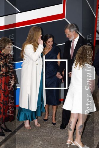 Amsterdam 18 april 2024
Contraprestatie
Koning Felipe en Koningin Letizia bieden het Koninklijk Paar een receptie aan in Museum STRAAT in Amsterdam. Hierbij is ook de Prinses van Oranje aanwezig. Tijdens de receptie openen de Koninklijke Paren een expositie van tien Spaanse en Nederlandse muurschilders. De tentoonstelling is tot en met 2 juni te bezoeken. Na de receptie neemt het Koninklijk Paar afscheid van de Spaanse Koning en Koningin. Aanwezig Koning Felipe Koningin Letizia Koning Willem Alexnader Koningin Maxima Prinses Amalia Prinses Margriet en Mr Pieter v Vollenhoven.