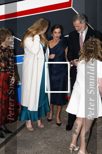 Amsterdam 18 april 2024
Contraprestatie
Koning Felipe en Koningin Letizia bieden het Koninklijk Paar een receptie aan in Museum STRAAT in Amsterdam. Hierbij is ook de Prinses van Oranje aanwezig. Tijdens de receptie openen de Koninklijke Paren een expositie van tien Spaanse en Nederlandse muurschilders. De tentoonstelling is tot en met 2 juni te bezoeken. Na de receptie neemt het Koninklijk Paar afscheid van de Spaanse Koning en Koningin. Aanwezig Koning Felipe Koningin Letizia Koning Willem Alexnader Koningin Maxima Prinses Amalia Prinses Margriet en Mr Pieter v Vollenhoven.