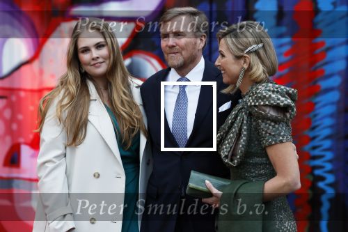Amsterdam 18 april 2024
Contraprestatie
Koning Felipe en Koningin Letizia bieden het Koninklijk Paar een receptie aan in Museum STRAAT in Amsterdam. Hierbij is ook de Prinses van Oranje aanwezig. Tijdens de receptie openen de Koninklijke Paren een expositie van tien Spaanse en Nederlandse muurschilders. De tentoonstelling is tot en met 2 juni te bezoeken. Na de receptie neemt het Koninklijk Paar afscheid van de Spaanse Koning en Koningin. Aanwezig Koning Felipe Koningin Letizia Koning Willem Alexnader Koningin Maxima Prinses Amalia Prinses Margriet en Mr Pieter v Vollenhoven.