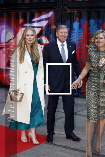 Amsterdam 18 april 2024
Contraprestatie
Koning Felipe en Koningin Letizia bieden het Koninklijk Paar een receptie aan in Museum STRAAT in Amsterdam. Hierbij is ook de Prinses van Oranje aanwezig. Tijdens de receptie openen de Koninklijke Paren een expositie van tien Spaanse en Nederlandse muurschilders. De tentoonstelling is tot en met 2 juni te bezoeken. Na de receptie neemt het Koninklijk Paar afscheid van de Spaanse Koning en Koningin. Aanwezig Koning Felipe Koningin Letizia Koning Willem Alexnader Koningin Maxima Prinses Amalia Prinses Margriet en Mr Pieter v Vollenhoven.