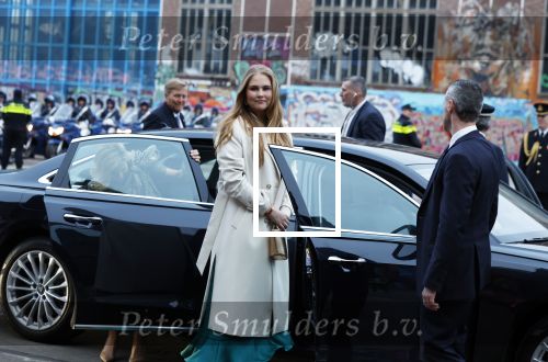 Amsterdam 18 april 2024
Contraprestatie
Koning Felipe en Koningin Letizia bieden het Koninklijk Paar een receptie aan in Museum STRAAT in Amsterdam. Hierbij is ook de Prinses van Oranje aanwezig. Tijdens de receptie openen de Koninklijke Paren een expositie van tien Spaanse en Nederlandse muurschilders. De tentoonstelling is tot en met 2 juni te bezoeken. Na de receptie neemt het Koninklijk Paar afscheid van de Spaanse Koning en Koningin. Aanwezig Koning Felipe Koningin Letizia Koning Willem Alexnader Koningin Maxima Prinses Amalia Prinses Margriet en Mr Pieter v Vollenhoven.