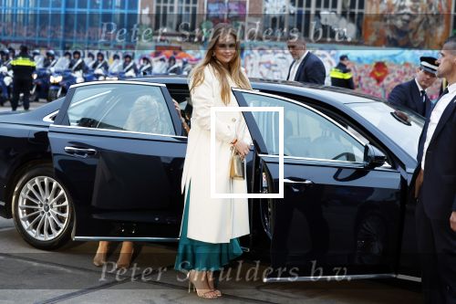 Amsterdam 18 april 2024
Contraprestatie
Koning Felipe en Koningin Letizia bieden het Koninklijk Paar een receptie aan in Museum STRAAT in Amsterdam. Hierbij is ook de Prinses van Oranje aanwezig. Tijdens de receptie openen de Koninklijke Paren een expositie van tien Spaanse en Nederlandse muurschilders. De tentoonstelling is tot en met 2 juni te bezoeken. Na de receptie neemt het Koninklijk Paar afscheid van de Spaanse Koning en Koningin. Aanwezig Koning Felipe Koningin Letizia Koning Willem Alexnader Koningin Maxima Prinses Amalia Prinses Margriet en Mr Pieter v Vollenhoven.