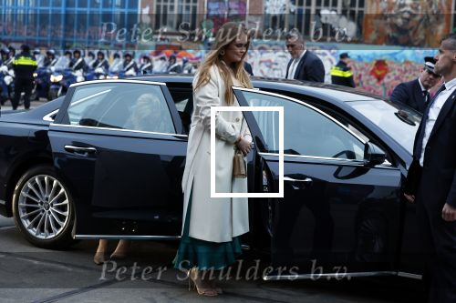 Amsterdam 18 april 2024
Contraprestatie
Koning Felipe en Koningin Letizia bieden het Koninklijk Paar een receptie aan in Museum STRAAT in Amsterdam. Hierbij is ook de Prinses van Oranje aanwezig. Tijdens de receptie openen de Koninklijke Paren een expositie van tien Spaanse en Nederlandse muurschilders. De tentoonstelling is tot en met 2 juni te bezoeken. Na de receptie neemt het Koninklijk Paar afscheid van de Spaanse Koning en Koningin. Aanwezig Koning Felipe Koningin Letizia Koning Willem Alexnader Koningin Maxima Prinses Amalia Prinses Margriet en Mr Pieter v Vollenhoven.