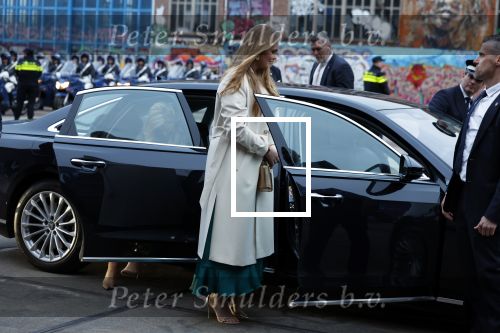 Amsterdam 18 april 2024
Contraprestatie
Koning Felipe en Koningin Letizia bieden het Koninklijk Paar een receptie aan in Museum STRAAT in Amsterdam. Hierbij is ook de Prinses van Oranje aanwezig. Tijdens de receptie openen de Koninklijke Paren een expositie van tien Spaanse en Nederlandse muurschilders. De tentoonstelling is tot en met 2 juni te bezoeken. Na de receptie neemt het Koninklijk Paar afscheid van de Spaanse Koning en Koningin. Aanwezig Koning Felipe Koningin Letizia Koning Willem Alexnader Koningin Maxima Prinses Amalia Prinses Margriet en Mr Pieter v Vollenhoven.