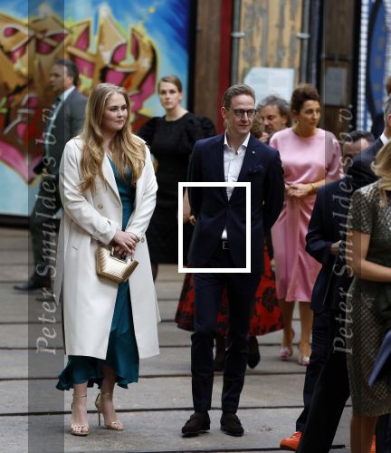 Amsterdam 18 april 2024
Contraprestatie
Koning Felipe en Koningin Letizia bieden het Koninklijk Paar een receptie aan in Museum STRAAT in Amsterdam. Hierbij is ook de Prinses van Oranje aanwezig. Tijdens de receptie openen de Koninklijke Paren een expositie van tien Spaanse en Nederlandse muurschilders. De tentoonstelling is tot en met 2 juni te bezoeken. Na de receptie neemt het Koninklijk Paar afscheid van de Spaanse Koning en Koningin. Aanwezig Koning Felipe Koningin Letizia Koning Willem Alexnader Koningin Maxima Prinses Amalia Prinses Margriet en Mr Pieter v Vollenhoven.
