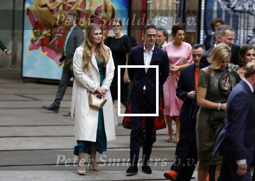 Amsterdam 18 april 2024
Contraprestatie
Koning Felipe en Koningin Letizia bieden het Koninklijk Paar een receptie aan in Museum STRAAT in Amsterdam. Hierbij is ook de Prinses van Oranje aanwezig. Tijdens de receptie openen de Koninklijke Paren een expositie van tien Spaanse en Nederlandse muurschilders. De tentoonstelling is tot en met 2 juni te bezoeken. Na de receptie neemt het Koninklijk Paar afscheid van de Spaanse Koning en Koningin. Aanwezig Koning Felipe Koningin Letizia Koning Willem Alexnader Koningin Maxima Prinses Amalia Prinses Margriet en Mr Pieter v Vollenhoven.