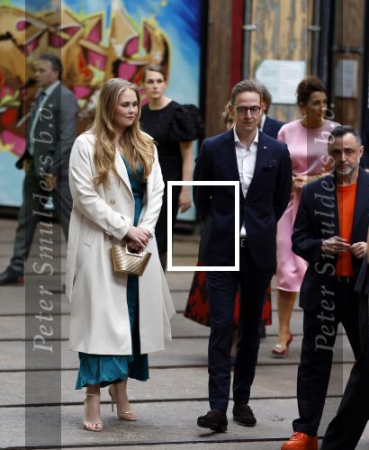 Amsterdam 18 april 2024
Contraprestatie
Koning Felipe en Koningin Letizia bieden het Koninklijk Paar een receptie aan in Museum STRAAT in Amsterdam. Hierbij is ook de Prinses van Oranje aanwezig. Tijdens de receptie openen de Koninklijke Paren een expositie van tien Spaanse en Nederlandse muurschilders. De tentoonstelling is tot en met 2 juni te bezoeken. Na de receptie neemt het Koninklijk Paar afscheid van de Spaanse Koning en Koningin. Aanwezig Koning Felipe Koningin Letizia Koning Willem Alexnader Koningin Maxima Prinses Amalia Prinses Margriet en Mr Pieter v Vollenhoven.