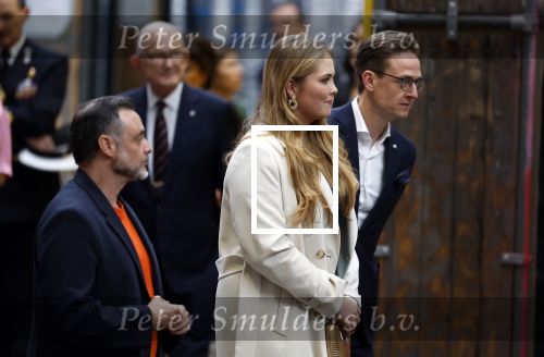 Amsterdam 18 april 2024
Contraprestatie
Koning Felipe en Koningin Letizia bieden het Koninklijk Paar een receptie aan in Museum STRAAT in Amsterdam. Hierbij is ook de Prinses van Oranje aanwezig. Tijdens de receptie openen de Koninklijke Paren een expositie van tien Spaanse en Nederlandse muurschilders. De tentoonstelling is tot en met 2 juni te bezoeken. Na de receptie neemt het Koninklijk Paar afscheid van de Spaanse Koning en Koningin. Aanwezig Koning Felipe Koningin Letizia Koning Willem Alexnader Koningin Maxima Prinses Amalia Prinses Margriet en Mr Pieter v Vollenhoven.