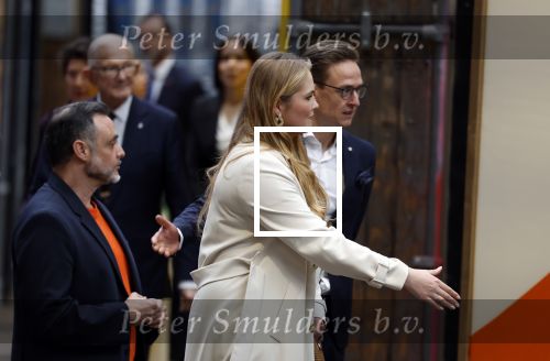 Amsterdam 18 april 2024
Contraprestatie
Koning Felipe en Koningin Letizia bieden het Koninklijk Paar een receptie aan in Museum STRAAT in Amsterdam. Hierbij is ook de Prinses van Oranje aanwezig. Tijdens de receptie openen de Koninklijke Paren een expositie van tien Spaanse en Nederlandse muurschilders. De tentoonstelling is tot en met 2 juni te bezoeken. Na de receptie neemt het Koninklijk Paar afscheid van de Spaanse Koning en Koningin. Aanwezig Koning Felipe Koningin Letizia Koning Willem Alexnader Koningin Maxima Prinses Amalia Prinses Margriet en Mr Pieter v Vollenhoven.