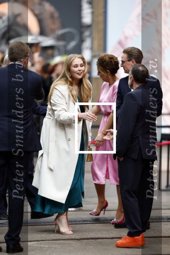 Amsterdam 18 april 2024
Contraprestatie
Koning Felipe en Koningin Letizia bieden het Koninklijk Paar een receptie aan in Museum STRAAT in Amsterdam. Hierbij is ook de Prinses van Oranje aanwezig. Tijdens de receptie openen de Koninklijke Paren een expositie van tien Spaanse en Nederlandse muurschilders. De tentoonstelling is tot en met 2 juni te bezoeken. Na de receptie neemt het Koninklijk Paar afscheid van de Spaanse Koning en Koningin. Aanwezig Koning Felipe Koningin Letizia Koning Willem Alexnader Koningin Maxima Prinses Amalia Prinses Margriet en Mr Pieter v Vollenhoven.