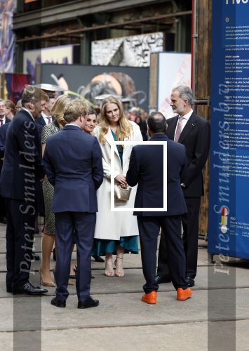 Amsterdam 18 april 2024
Contraprestatie
Koning Felipe en Koningin Letizia bieden het Koninklijk Paar een receptie aan in Museum STRAAT in Amsterdam. Hierbij is ook de Prinses van Oranje aanwezig. Tijdens de receptie openen de Koninklijke Paren een expositie van tien Spaanse en Nederlandse muurschilders. De tentoonstelling is tot en met 2 juni te bezoeken. Na de receptie neemt het Koninklijk Paar afscheid van de Spaanse Koning en Koningin. Aanwezig Koning Felipe Koningin Letizia Koning Willem Alexnader Koningin Maxima Prinses Amalia Prinses Margriet en Mr Pieter v Vollenhoven.