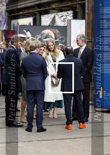 Amsterdam 18 april 2024
Contraprestatie
Koning Felipe en Koningin Letizia bieden het Koninklijk Paar een receptie aan in Museum STRAAT in Amsterdam. Hierbij is ook de Prinses van Oranje aanwezig. Tijdens de receptie openen de Koninklijke Paren een expositie van tien Spaanse en Nederlandse muurschilders. De tentoonstelling is tot en met 2 juni te bezoeken. Na de receptie neemt het Koninklijk Paar afscheid van de Spaanse Koning en Koningin. Aanwezig Koning Felipe Koningin Letizia Koning Willem Alexnader Koningin Maxima Prinses Amalia Prinses Margriet en Mr Pieter v Vollenhoven.