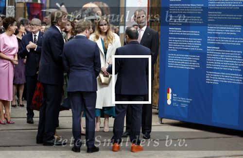 Amsterdam 18 april 2024
Contraprestatie
Koning Felipe en Koningin Letizia bieden het Koninklijk Paar een receptie aan in Museum STRAAT in Amsterdam. Hierbij is ook de Prinses van Oranje aanwezig. Tijdens de receptie openen de Koninklijke Paren een expositie van tien Spaanse en Nederlandse muurschilders. De tentoonstelling is tot en met 2 juni te bezoeken. Na de receptie neemt het Koninklijk Paar afscheid van de Spaanse Koning en Koningin. Aanwezig Koning Felipe Koningin Letizia Koning Willem Alexnader Koningin Maxima Prinses Amalia Prinses Margriet en Mr Pieter v Vollenhoven.