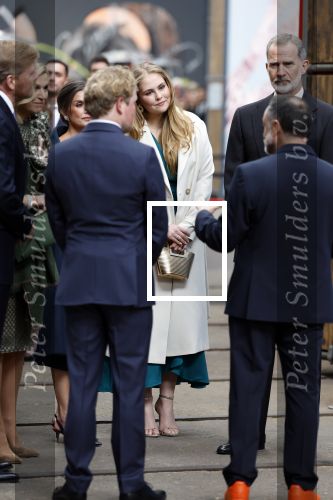 Amsterdam 18 april 2024
Contraprestatie
Koning Felipe en Koningin Letizia bieden het Koninklijk Paar een receptie aan in Museum STRAAT in Amsterdam. Hierbij is ook de Prinses van Oranje aanwezig. Tijdens de receptie openen de Koninklijke Paren een expositie van tien Spaanse en Nederlandse muurschilders. De tentoonstelling is tot en met 2 juni te bezoeken. Na de receptie neemt het Koninklijk Paar afscheid van de Spaanse Koning en Koningin. Aanwezig Koning Felipe Koningin Letizia Koning Willem Alexnader Koningin Maxima Prinses Amalia Prinses Margriet en Mr Pieter v Vollenhoven.