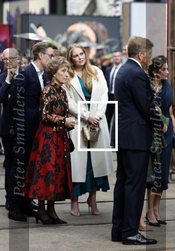 Amsterdam 18 april 2024
Contraprestatie
Koning Felipe en Koningin Letizia bieden het Koninklijk Paar een receptie aan in Museum STRAAT in Amsterdam. Hierbij is ook de Prinses van Oranje aanwezig. Tijdens de receptie openen de Koninklijke Paren een expositie van tien Spaanse en Nederlandse muurschilders. De tentoonstelling is tot en met 2 juni te bezoeken. Na de receptie neemt het Koninklijk Paar afscheid van de Spaanse Koning en Koningin. Aanwezig Koning Felipe Koningin Letizia Koning Willem Alexnader Koningin Maxima Prinses Amalia Prinses Margriet en Mr Pieter v Vollenhoven.