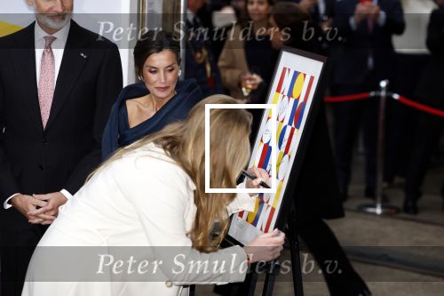 Amsterdam 18 april 2024
Contraprestatie
Koning Felipe en Koningin Letizia bieden het Koninklijk Paar een receptie aan in Museum STRAAT in Amsterdam. Hierbij is ook de Prinses van Oranje aanwezig. Tijdens de receptie openen de Koninklijke Paren een expositie van tien Spaanse en Nederlandse muurschilders. De tentoonstelling is tot en met 2 juni te bezoeken. Na de receptie neemt het Koninklijk Paar afscheid van de Spaanse Koning en Koningin. Aanwezig Koning Felipe Koningin Letizia Koning Willem Alexnader Koningin Maxima Prinses Amalia Prinses Margriet en Mr Pieter v Vollenhoven.