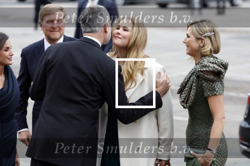 Amsterdam 18 april 2024
Contraprestatie
Koning Felipe en Koningin Letizia bieden het Koninklijk Paar een receptie aan in Museum STRAAT in Amsterdam. Hierbij is ook de Prinses van Oranje aanwezig. Tijdens de receptie openen de Koninklijke Paren een expositie van tien Spaanse en Nederlandse muurschilders. De tentoonstelling is tot en met 2 juni te bezoeken. Na de receptie neemt het Koninklijk Paar afscheid van de Spaanse Koning en Koningin. Aanwezig Koning Felipe Koningin Letizia Koning Willem Alexnader Koningin Maxima Prinses Amalia Prinses Margriet en Mr Pieter v Vollenhoven.