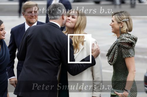 Amsterdam 18 april 2024
Contraprestatie
Koning Felipe en Koningin Letizia bieden het Koninklijk Paar een receptie aan in Museum STRAAT in Amsterdam. Hierbij is ook de Prinses van Oranje aanwezig. Tijdens de receptie openen de Koninklijke Paren een expositie van tien Spaanse en Nederlandse muurschilders. De tentoonstelling is tot en met 2 juni te bezoeken. Na de receptie neemt het Koninklijk Paar afscheid van de Spaanse Koning en Koningin. Aanwezig Koning Felipe Koningin Letizia Koning Willem Alexnader Koningin Maxima Prinses Amalia Prinses Margriet en Mr Pieter v Vollenhoven.