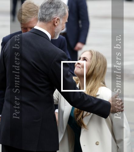 Amsterdam 18 april 2024
Contraprestatie
Koning Felipe en Koningin Letizia bieden het Koninklijk Paar een receptie aan in Museum STRAAT in Amsterdam. Hierbij is ook de Prinses van Oranje aanwezig. Tijdens de receptie openen de Koninklijke Paren een expositie van tien Spaanse en Nederlandse muurschilders. De tentoonstelling is tot en met 2 juni te bezoeken. Na de receptie neemt het Koninklijk Paar afscheid van de Spaanse Koning en Koningin. Aanwezig Koning Felipe Koningin Letizia Koning Willem Alexnader Koningin Maxima Prinses Amalia Prinses Margriet en Mr Pieter v Vollenhoven.
