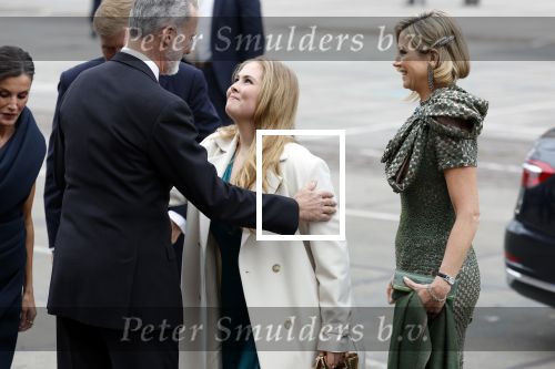 Amsterdam 18 april 2024
Contraprestatie
Koning Felipe en Koningin Letizia bieden het Koninklijk Paar een receptie aan in Museum STRAAT in Amsterdam. Hierbij is ook de Prinses van Oranje aanwezig. Tijdens de receptie openen de Koninklijke Paren een expositie van tien Spaanse en Nederlandse muurschilders. De tentoonstelling is tot en met 2 juni te bezoeken. Na de receptie neemt het Koninklijk Paar afscheid van de Spaanse Koning en Koningin. Aanwezig Koning Felipe Koningin Letizia Koning Willem Alexnader Koningin Maxima Prinses Amalia Prinses Margriet en Mr Pieter v Vollenhoven.