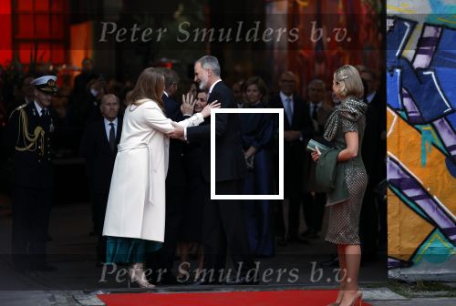 Amsterdam 18 april 2024
Contraprestatie
Koning Felipe en Koningin Letizia bieden het Koninklijk Paar een receptie aan in Museum STRAAT in Amsterdam. Hierbij is ook de Prinses van Oranje aanwezig. Tijdens de receptie openen de Koninklijke Paren een expositie van tien Spaanse en Nederlandse muurschilders. De tentoonstelling is tot en met 2 juni te bezoeken. Na de receptie neemt het Koninklijk Paar afscheid van de Spaanse Koning en Koningin. Aanwezig Koning Felipe Koningin Letizia Koning Willem Alexnader Koningin Maxima Prinses Amalia Prinses Margriet en Mr Pieter v Vollenhoven.