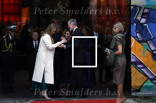 Amsterdam 18 april 2024
Contraprestatie
Koning Felipe en Koningin Letizia bieden het Koninklijk Paar een receptie aan in Museum STRAAT in Amsterdam. Hierbij is ook de Prinses van Oranje aanwezig. Tijdens de receptie openen de Koninklijke Paren een expositie van tien Spaanse en Nederlandse muurschilders. De tentoonstelling is tot en met 2 juni te bezoeken. Na de receptie neemt het Koninklijk Paar afscheid van de Spaanse Koning en Koningin. Aanwezig Koning Felipe Koningin Letizia Koning Willem Alexnader Koningin Maxima Prinses Amalia Prinses Margriet en Mr Pieter v Vollenhoven.