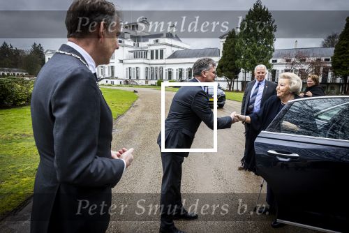 Baar Soestdijk 4 april 2024
Prinses Beatrix onthult het bronzen standbeeld â€˜Het Koninklijk Gezinâ€™ in het park van Paleis Soestdijk. Het groepsportret is in 1996 gemaakt door beeldhouwer Arthur Spronken en bestaat uit de portretten van prinses Beatrix, prins Claus en hun drie zonen.