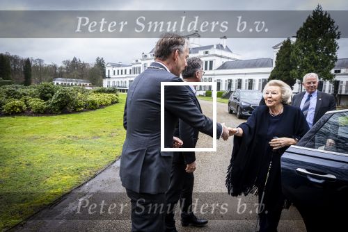 Baar Soestdijk 4 april 2024
Prinses Beatrix onthult het bronzen standbeeld â€˜Het Koninklijk Gezinâ€™ in het park van Paleis Soestdijk. Het groepsportret is in 1996 gemaakt door beeldhouwer Arthur Spronken en bestaat uit de portretten van prinses Beatrix, prins Claus en hun drie zonen.