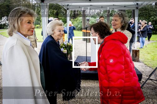 Baar Soestdijk 4 april 2024
Prinses Beatrix onthult het bronzen standbeeld â€˜Het Koninklijk Gezinâ€™ in het park van Paleis Soestdijk. Het groepsportret is in 1996 gemaakt door beeldhouwer Arthur Spronken en bestaat uit de portretten van prinses Beatrix, prins Claus en hun drie zonen.