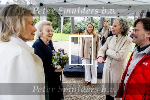 Baar Soestdijk 4 april 2024
Prinses Beatrix onthult het bronzen standbeeld â€˜Het Koninklijk Gezinâ€™ in het park van Paleis Soestdijk. Het groepsportret is in 1996 gemaakt door beeldhouwer Arthur Spronken en bestaat uit de portretten van prinses Beatrix, prins Claus en hun drie zonen.