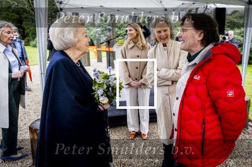 Baar Soestdijk 4 april 2024
Prinses Beatrix onthult het bronzen standbeeld â€˜Het Koninklijk Gezinâ€™ in het park van Paleis Soestdijk. Het groepsportret is in 1996 gemaakt door beeldhouwer Arthur Spronken en bestaat uit de portretten van prinses Beatrix, prins Claus en hun drie zonen.