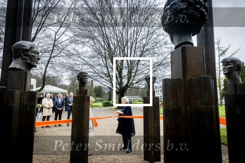 Baar Soestdijk 4 april 2024
Prinses Beatrix onthult het bronzen standbeeld â€˜Het Koninklijk Gezinâ€™ in het park van Paleis Soestdijk. Het groepsportret is in 1996 gemaakt door beeldhouwer Arthur Spronken en bestaat uit de portretten van prinses Beatrix, prins Claus en hun drie zonen.