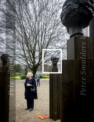 Baar Soestdijk 4 april 2024
Prinses Beatrix onthult het bronzen standbeeld â€˜Het Koninklijk Gezinâ€™ in het park van Paleis Soestdijk. Het groepsportret is in 1996 gemaakt door beeldhouwer Arthur Spronken en bestaat uit de portretten van prinses Beatrix, prins Claus en hun drie zonen.
