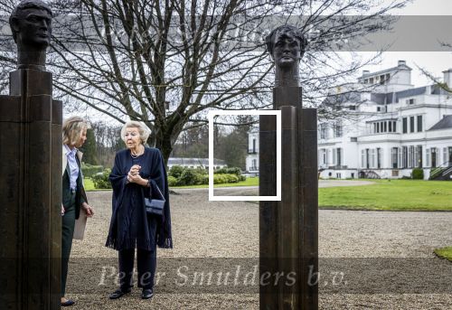 Baar Soestdijk 4 april 2024
Prinses Beatrix onthult het bronzen standbeeld â€˜Het Koninklijk Gezinâ€™ in het park van Paleis Soestdijk. Het groepsportret is in 1996 gemaakt door beeldhouwer Arthur Spronken en bestaat uit de portretten van prinses Beatrix, prins Claus en hun drie zonen.