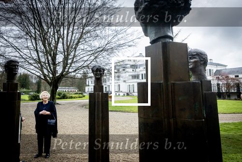 Baar Soestdijk 4 april 2024
Prinses Beatrix onthult het bronzen standbeeld â€˜Het Koninklijk Gezinâ€™ in het park van Paleis Soestdijk. Het groepsportret is in 1996 gemaakt door beeldhouwer Arthur Spronken en bestaat uit de portretten van prinses Beatrix, prins Claus en hun drie zonen.