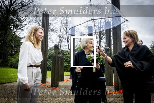 Baar Soestdijk 4 april 2024
Prinses Beatrix onthult het bronzen standbeeld â€˜Het Koninklijk Gezinâ€™ in het park van Paleis Soestdijk. Het groepsportret is in 1996 gemaakt door beeldhouwer Arthur Spronken en bestaat uit de portretten van prinses Beatrix, prins Claus en hun drie zonen.