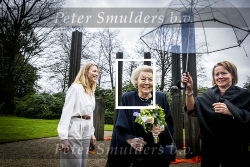 Baar Soestdijk 4 april 2024
Prinses Beatrix onthult het bronzen standbeeld â€˜Het Koninklijk Gezinâ€™ in het park van Paleis Soestdijk. Het groepsportret is in 1996 gemaakt door beeldhouwer Arthur Spronken en bestaat uit de portretten van prinses Beatrix, prins Claus en hun drie zonen.