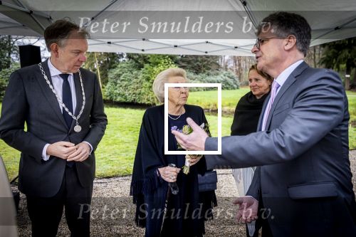 Baar Soestdijk 4 april 2024
Prinses Beatrix onthult het bronzen standbeeld â€˜Het Koninklijk Gezinâ€™ in het park van Paleis Soestdijk. Het groepsportret is in 1996 gemaakt door beeldhouwer Arthur Spronken en bestaat uit de portretten van prinses Beatrix, prins Claus en hun drie zonen.