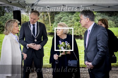 Baar Soestdijk 4 april 2024
Prinses Beatrix onthult het bronzen standbeeld â€˜Het Koninklijk Gezinâ€™ in het park van Paleis Soestdijk. Het groepsportret is in 1996 gemaakt door beeldhouwer Arthur Spronken en bestaat uit de portretten van prinses Beatrix, prins Claus en hun drie zonen.
