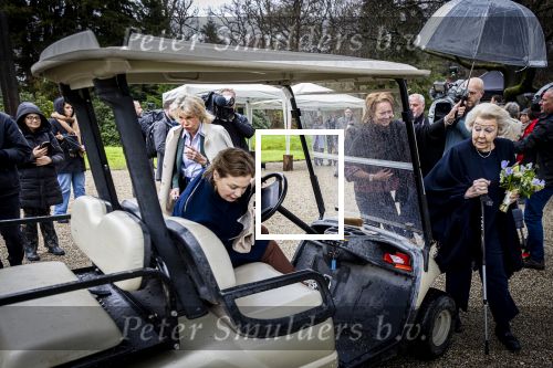 Baar Soestdijk 4 april 2024
Prinses Beatrix onthult het bronzen standbeeld â€˜Het Koninklijk Gezinâ€™ in het park van Paleis Soestdijk. Het groepsportret is in 1996 gemaakt door beeldhouwer Arthur Spronken en bestaat uit de portretten van prinses Beatrix, prins Claus en hun drie zonen.