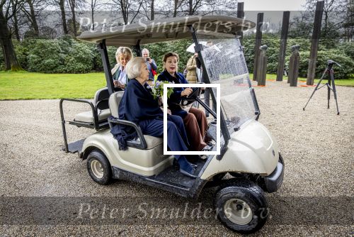 Baar Soestdijk 4 april 2024
Prinses Beatrix onthult het bronzen standbeeld â€˜Het Koninklijk Gezinâ€™ in het park van Paleis Soestdijk. Het groepsportret is in 1996 gemaakt door beeldhouwer Arthur Spronken en bestaat uit de portretten van prinses Beatrix, prins Claus en hun drie zonen.