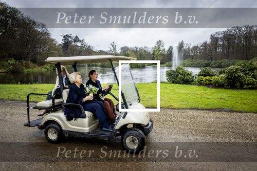 Baar Soestdijk 4 april 2024
Prinses Beatrix onthult het bronzen standbeeld â€˜Het Koninklijk Gezinâ€™ in het park van Paleis Soestdijk. Het groepsportret is in 1996 gemaakt door beeldhouwer Arthur Spronken en bestaat uit de portretten van prinses Beatrix, prins Claus en hun drie zonen.