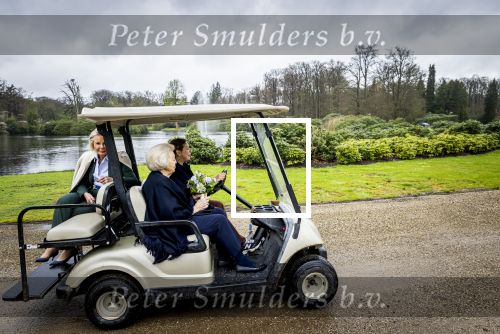 Baar Soestdijk 4 april 2024
Prinses Beatrix onthult het bronzen standbeeld â€˜Het Koninklijk Gezinâ€™ in het park van Paleis Soestdijk. Het groepsportret is in 1996 gemaakt door beeldhouwer Arthur Spronken en bestaat uit de portretten van prinses Beatrix, prins Claus en hun drie zonen.