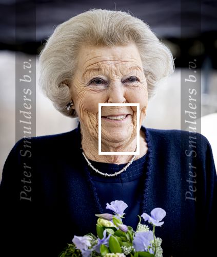 Baar Soestdijk 4 april 2024
Prinses Beatrix onthult het bronzen standbeeld â€˜Het Koninklijk Gezinâ€™ in het park van Paleis Soestdijk. Het groepsportret is in 1996 gemaakt door beeldhouwer Arthur Spronken en bestaat uit de portretten van prinses Beatrix, prins Claus en hun drie zonen.